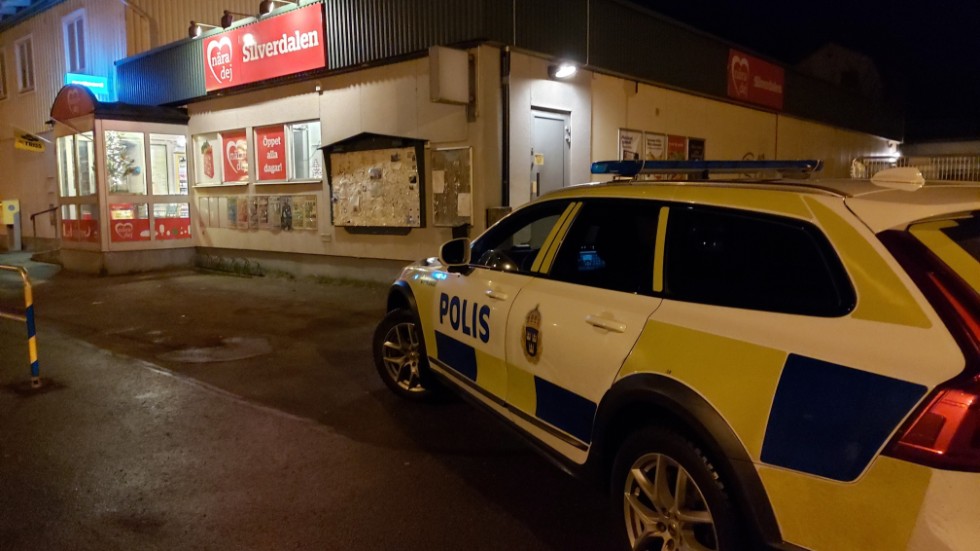 Polisen var fortfarande kvar vid den rånade butiken vid 20-tiden på torsdagskvällen.