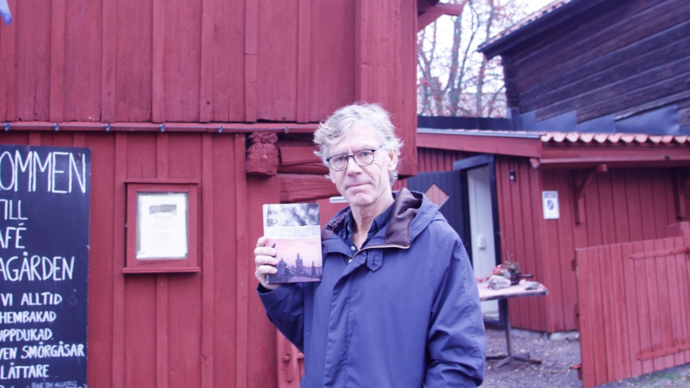Ove Strand, 67-årig Strängnäsbo och pensionerad lärare, debuterar som författare. På lördag vankas signering av romanen Clarissa i vilken bland annat Grassagården omnämns.