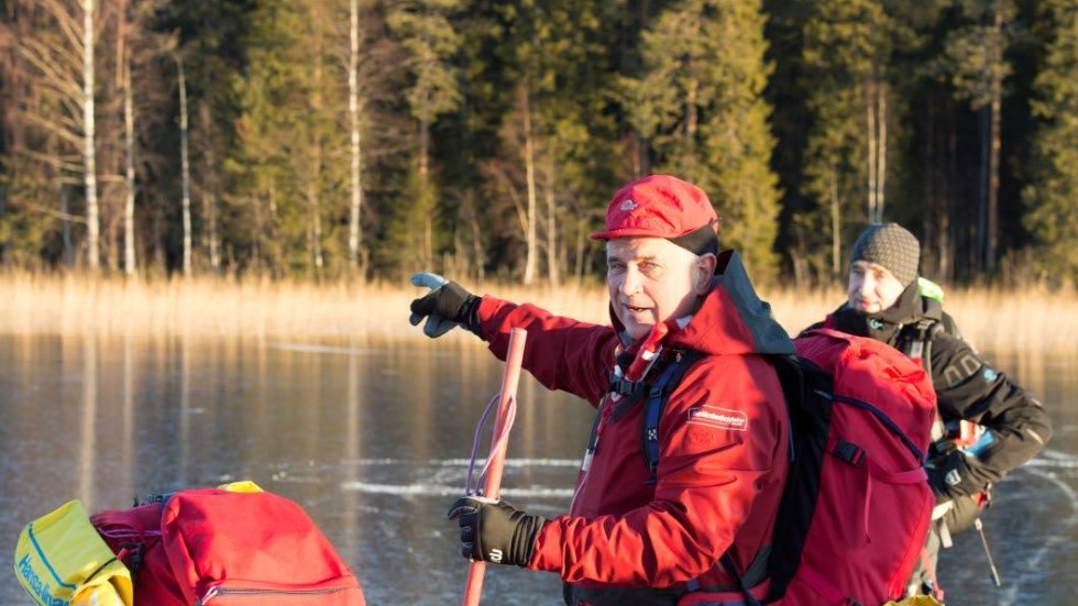 Kari Jämsä från Luleå Långfärdsskridskoklubb menar att det viktigaste ute på isen är kunskap, utrustning och sällskap (KUS).