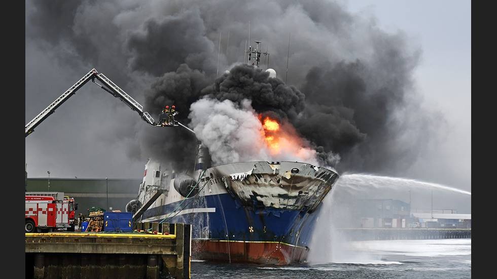 Det brinner kraftigt ombord på en trålare i norska Tromsø.