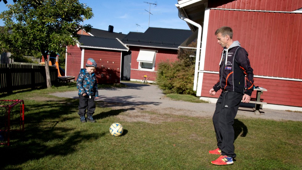Solen värmer höstluften och Axel Nilsson får en fotbollsstund med Thomas Bjernhagen.