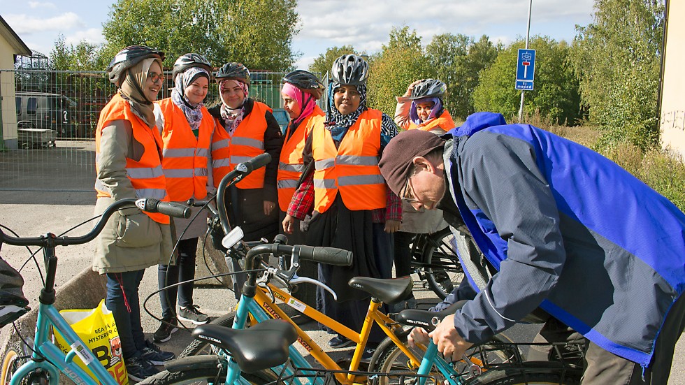 En grupp kvinnor som studerar på SFI lär sig nu cykla med hjälp av Cornelis van der Meulen. 