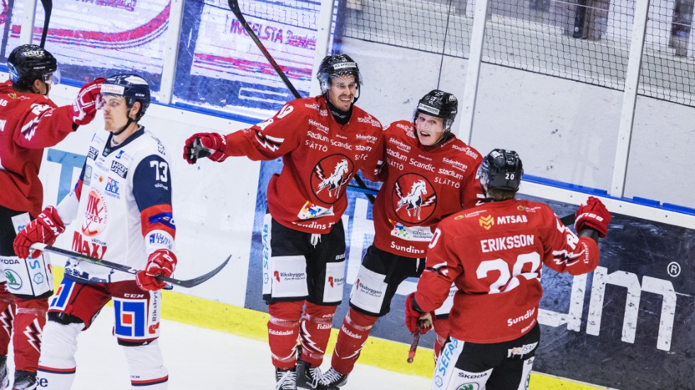 Jens Holmström (till vänster) fick jubla mot sina gamla lagkamrater.