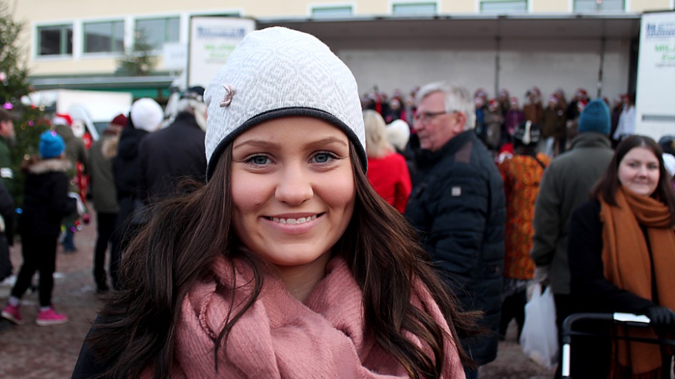 Åtvidabergs lucia, 15-åriga Tilda Lövkvist, presenterades under julmarknaden. "Jag är jättestolt", säger hon.
