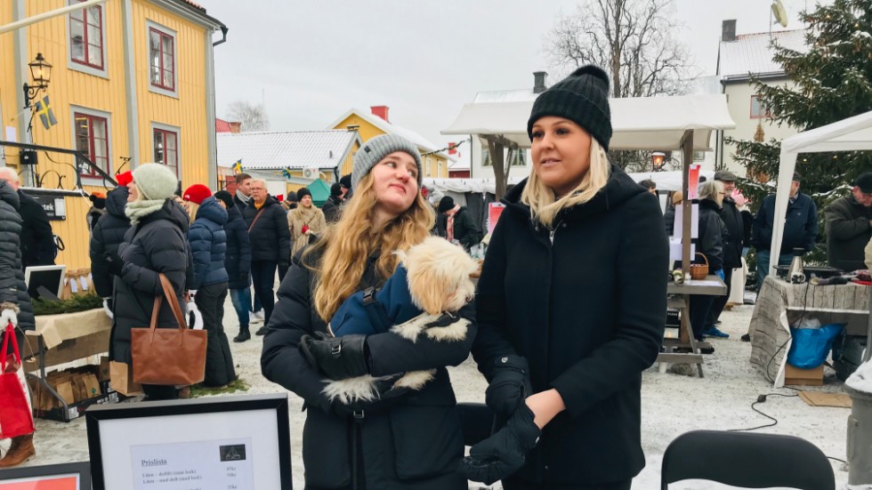 Frida Wallroth 18 tillsammans med hunden Totte och kompisen Isabelle Fredriksson 18, går sista året på Thomasgymnasiet i Strängnäs och fanns på plats med ett försäljningsstånd på julmarknaden i Mariefred.