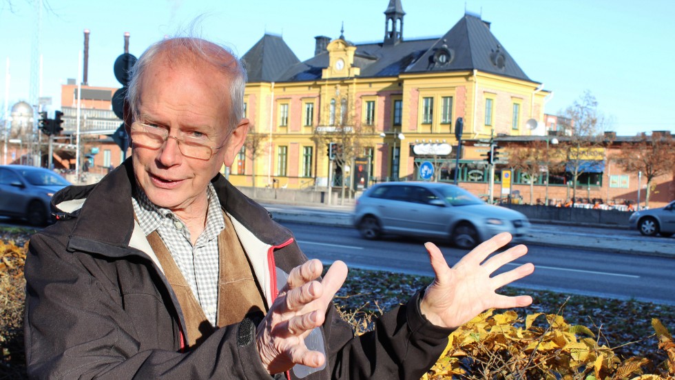 "En bro härifrån skulle överbrygga tre barriärer: Järnvägsgatan, spårområdet och Stångån", säger Bengt Walla.