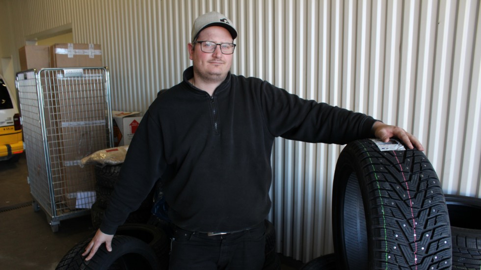 Mekanikern Tim Larsson på bilverkstaden TL Motor i Västervik anser att bra däck är viktigast inför vintern. Även kylar- och spolarvätska bör kontrolleras så att det inte fryser.