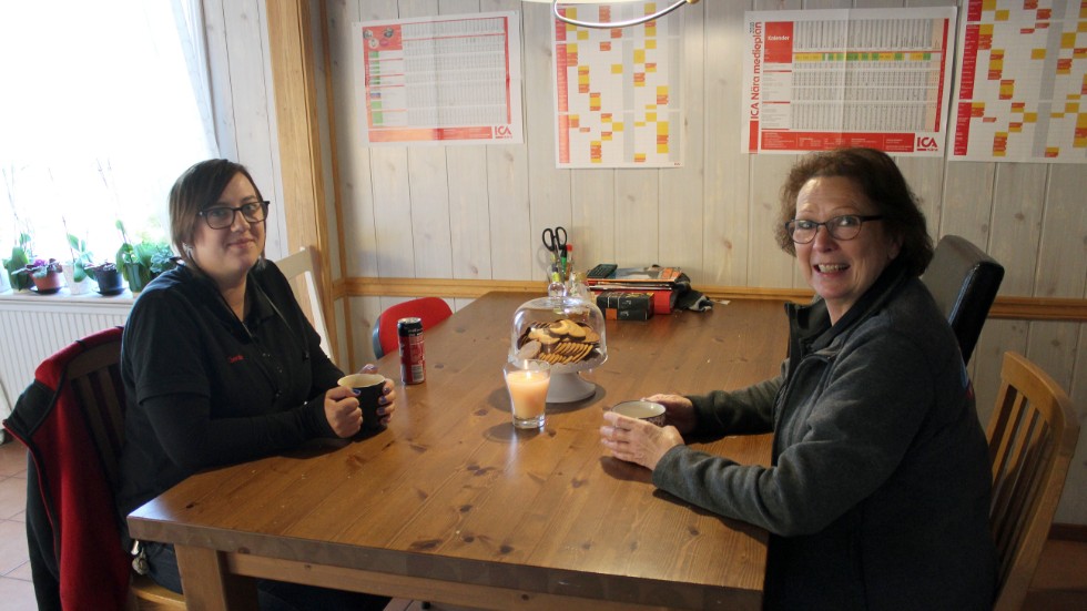 Gerda Karlsson och Maria Jonsson tar lite förmiddagskaffe med pepparkakor.