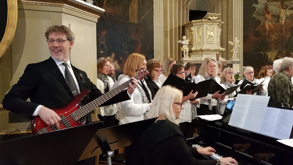 Björsäters kyrkokör sjöng på söndagens festmässa i Björsäters kyrka. På bilden Reine Eriksson, gitarr och Christina Renholm, piano.