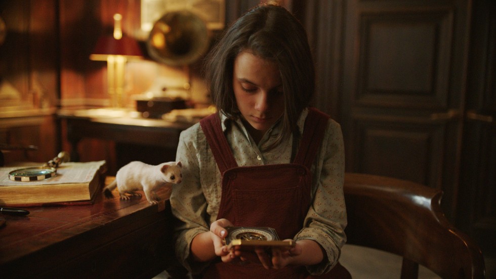 Dafne Keen spelar den modiga flickan Lyra i tv-serien "His dark materials" som är baserad på Philip Pullmans roman "Guldkompassen".