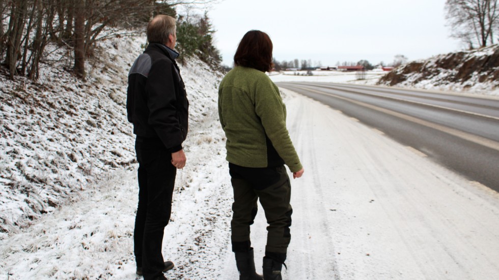 Christer Axelsson och Annika Nilsson vill att det ska vara bättre skyltning på länsväg 215 för att uppmärksamma bilister om den olycksdrabbade vägen.