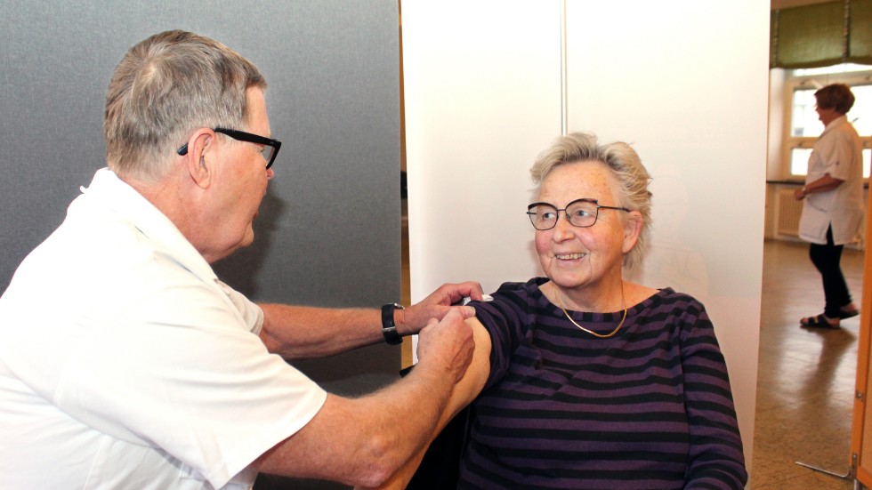 Pensionerade distriktssköterskan Leif Carlsson ger Barbro Holm Ivarsson den dos vaccin som gör att hon ska klara sig från kommande influensan.