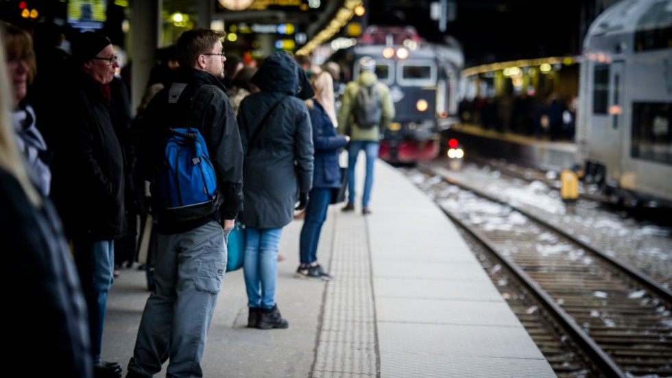 Tågtrafiken på Svealandsbanan står still efter ett befarat spårfel i Arboga.