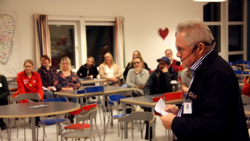 Det var glest i Grillbyskolans matsal. Moderatorn Eric Österberg hade bara ett 20-tal från allmänheten att moderera.