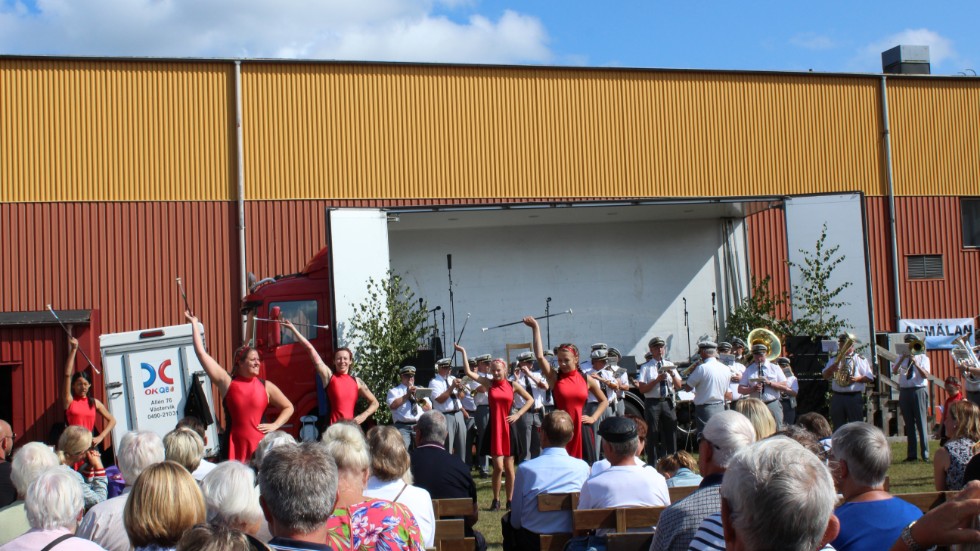 Publik på Loftahammarsutställningen när Westervik Twirling Troop uppträder.
