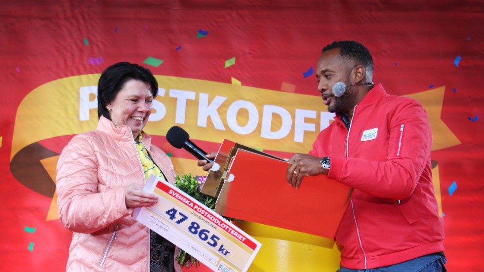 Åsa Petersson var en av de stora vinnarna när Postkodlotteriet delade checkar på Tyska torget i tisdags. Här syns hon med programledaren Putte Nelsson.