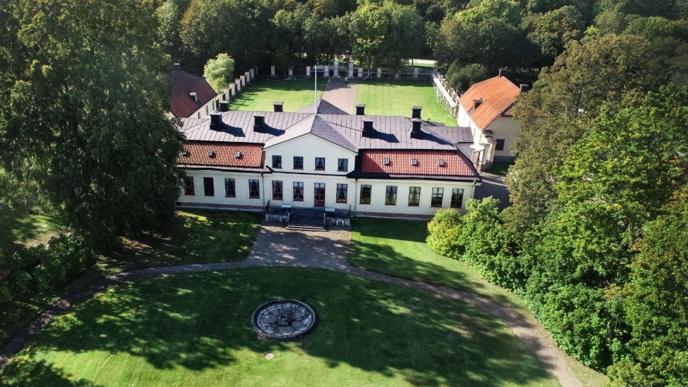 Lambohovs säteri uppfördes 1762–63 av greven och riksrådet Fredrik Carl Sinclair, efter ritningar av dåtidens främste arkitekt Jean Eric Rehn.