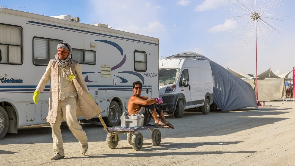 Vardagen måste fungera och toaletterna tömmas även på Burning Man. Mattias Löw gjorde sitt dagsverke.