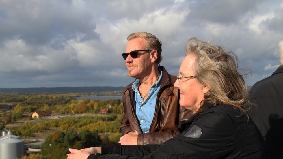 Uppe på taket, 50 meter upp i luften, njuter paret Bengt Persson och Marie Karlsson av utsikten. De har cyklat från stan ut till Händelö.