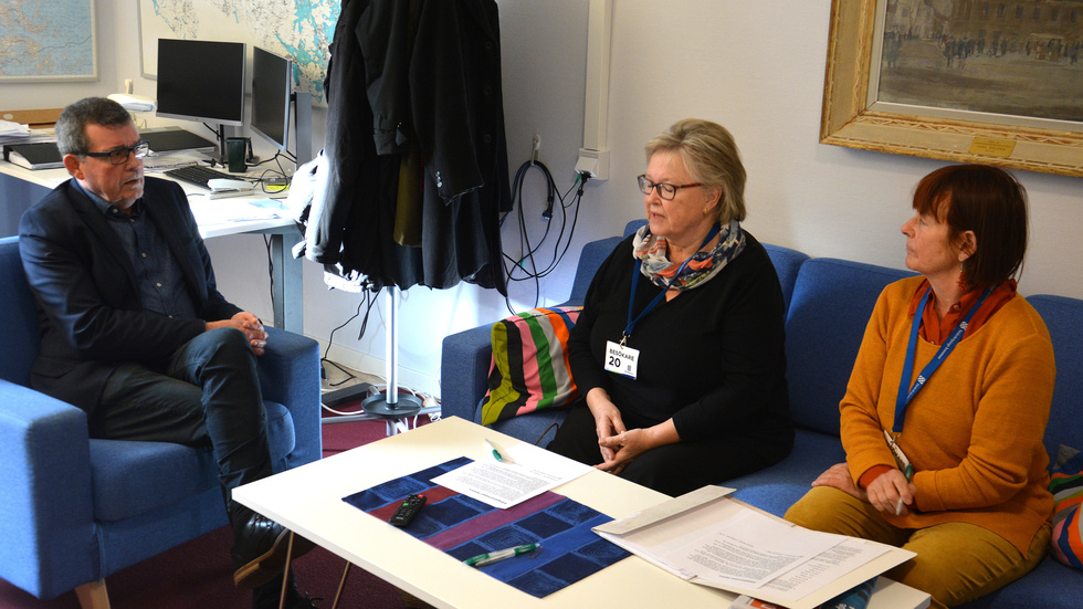 Kommunalrådet  Börje Natanaelsson (M) i samtal med SPF:s ordförande Gunnel Sehalic och Marja Bergström, ordförande i PRO.