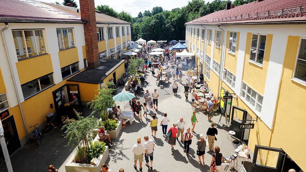 Sedan 2012 har föreningen Drömfabriken kommunalt stöd för att skapa och driva Mötesplats Stallarholmen. Kommunen hyr av Gula industrihuset för 450 000 kronor per år och lokalhyror tillfaller kommunen.