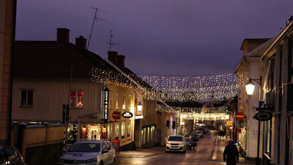 Cirka 30 ljusslingor finns upphängda i centrala Vimmerby. 