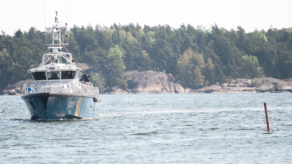 Kustbevakningen stoppade snipan vid västra Lökholmen. Då var föraren rejält berusad och hans kamrater på båten var också fulla.