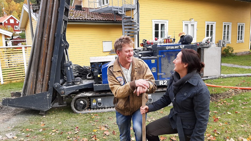 Klas och Sandra Karlsson är skilda, men har ett bra samarbete kring den gemensamma Sandviksgården där de nu installerar ett nytt värmesystem.