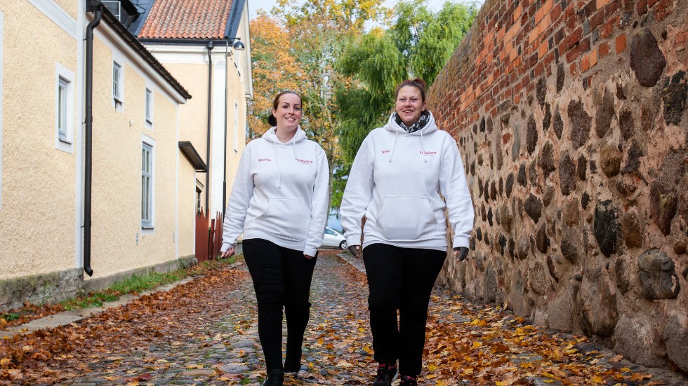Angelika Sjöö och Jenny Fransson hjälps åt att samla in och sammanställa julpaket till behövande familjer med hemmavarande barn mellan 0 och 20 år.