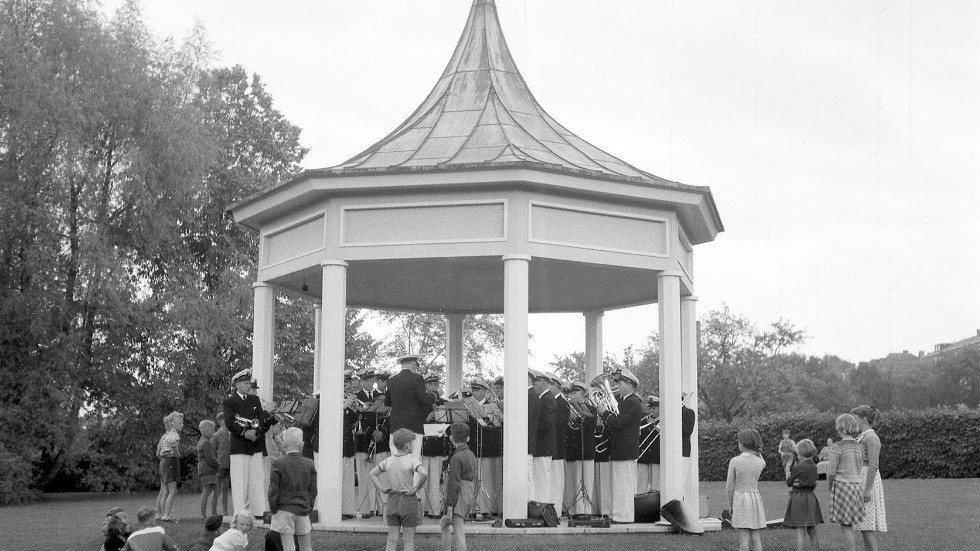 En orkester från Linköpings vänort Tönsberg konserterar i 1938 års musikpaviljong i Trädgårdsföreningens park.
