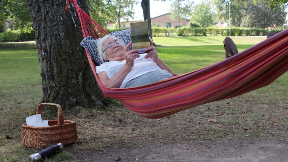 Astrid Linde uppskattar hängmattorna som kommunen sätter upp varje sommar och ligger gärna i dem med en god bok.