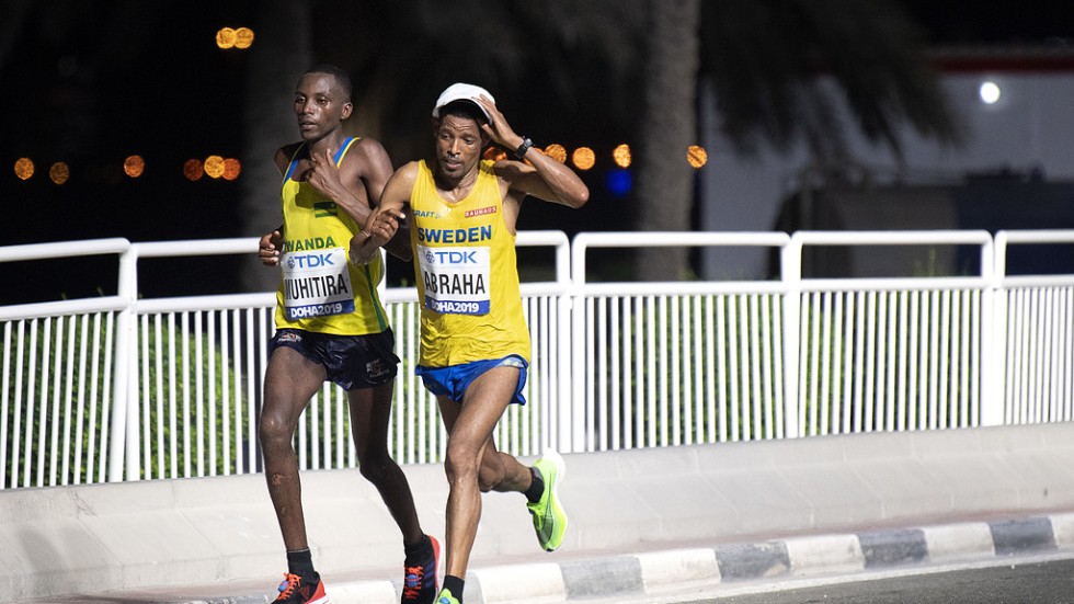 Sveriges Adhanom Abraha i herrarnas maraton under friidrotts-VM i Doha.