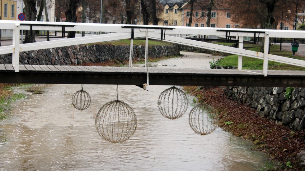 Ljusbollarna under broarna i Söderköping kommer att tändas även i år. Men för att spara blir det mindre julbelysning och färre tända granar.