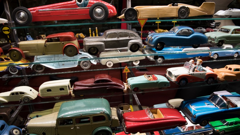 Bilfärger styrs av trender. De här bilarna i många färger finns på leksaksmuseum i Stockholm. 