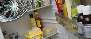 Öppen kylskåpsdörr efter inbrottslarm