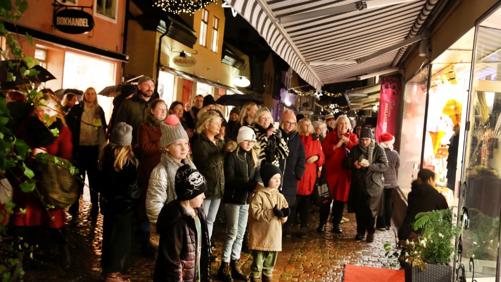 Många fönster spred rejält med julkänsla trots regnvädret i går. Här är två butiker som enats om temat från filmen Nötknäpparen och dess fyra världar.