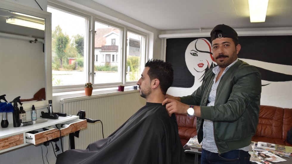 Khaled Alsheikho har sett till att det återigen är verksamhet i frisersalongen. 