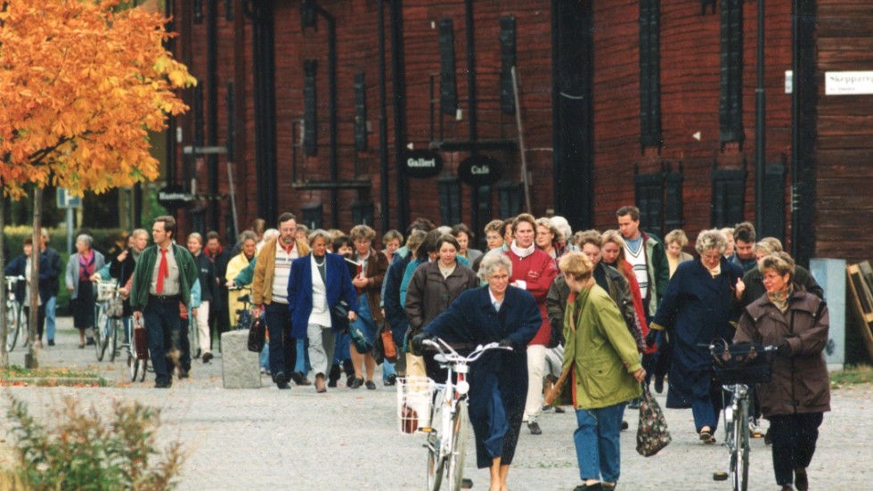 200 kampvilliga kommunaltjänstemän tågade i Enköping för högre löner.