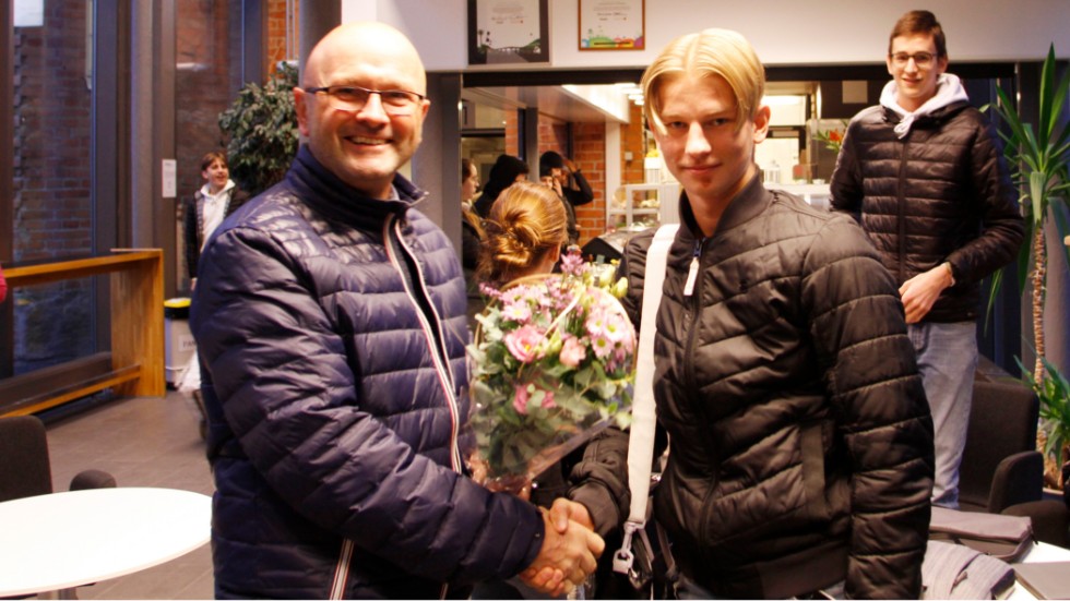 Casper Nilsson överraskades med blommor av Torbjörn Pettersson från Stickans minnesfond.