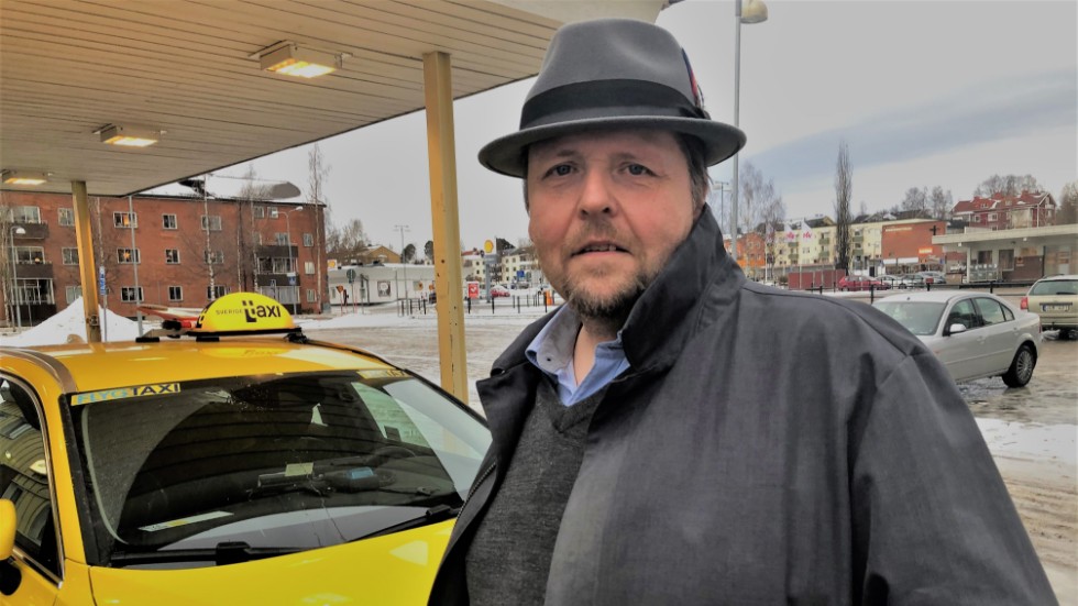 "Vi vet att vi tappar körningar på grund av den olagliga svart-taxiverksamheten", säger Anders Sandberg, stationschef vid Piteå taxi.