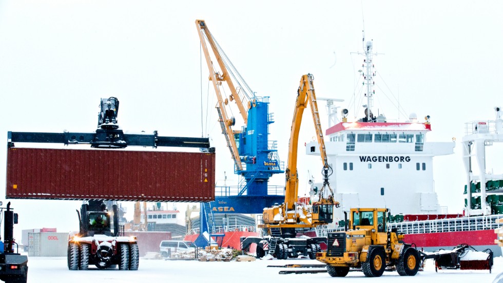 Minskade volymer är ett hot mot containerlinjen från Piteå hamn. För hamnen är inte minst de stora skogsindustrikunderna viktiga och det finns en oro för  SCA Timbers vägval. (Arkivbild)