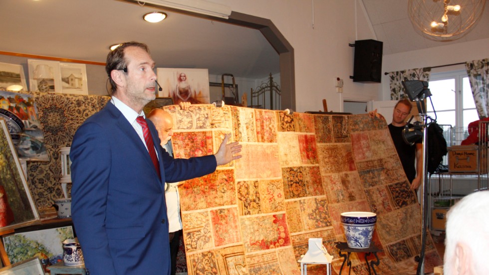 Utroparen Mikael Gredin talade mycket och varmt om den persiska patchwork-mattan, men buden blev låga, kanske för att mattan är så stor.