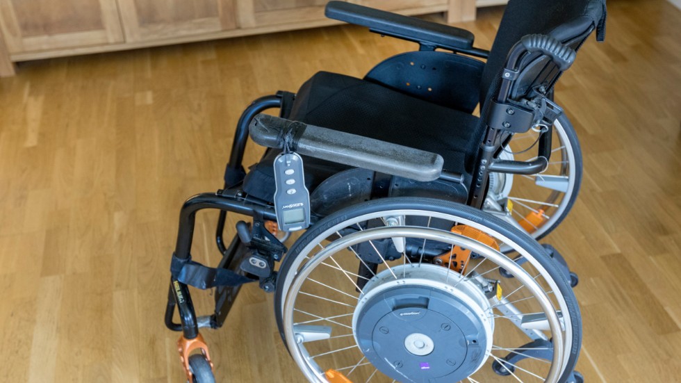 Att ta sig fram med vanlig rullstol är jobbigt, tycker en tidigare insändarskribent. Nu får hen svar med en uppmaning att själv ta tag i sin situation.