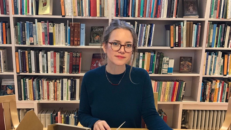 Malin Nauwerck är projektledare i det nya forskningsprojektet som heter Astrid Lindgren koden. "Det är ett privilegium att få jobba med Lindgrens originalmanuskript", säger hon.  