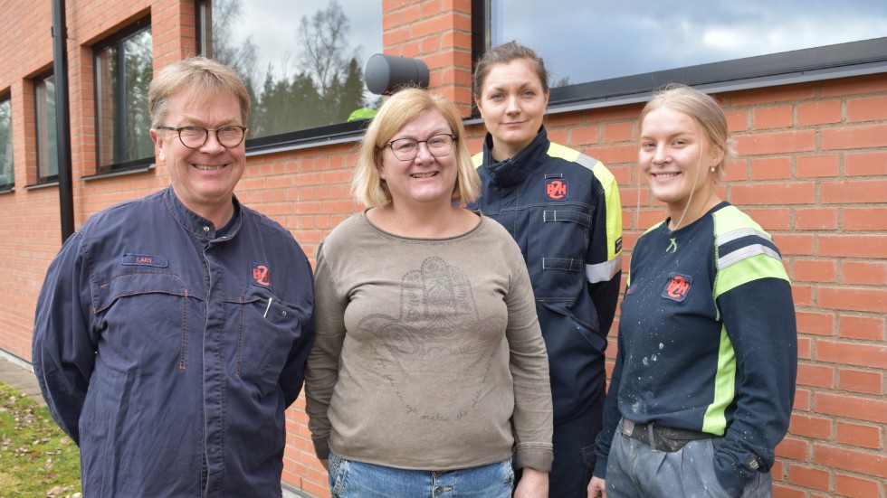 Lars Alfredsson, Susanne Ahlstedt, Tove Frisk och Ellen Björnsvik är några av dagens medarbetare i bruket. Ellen är med sina 19 år yngst, medan Susanne har jobbat på företaget sedan 1980. 