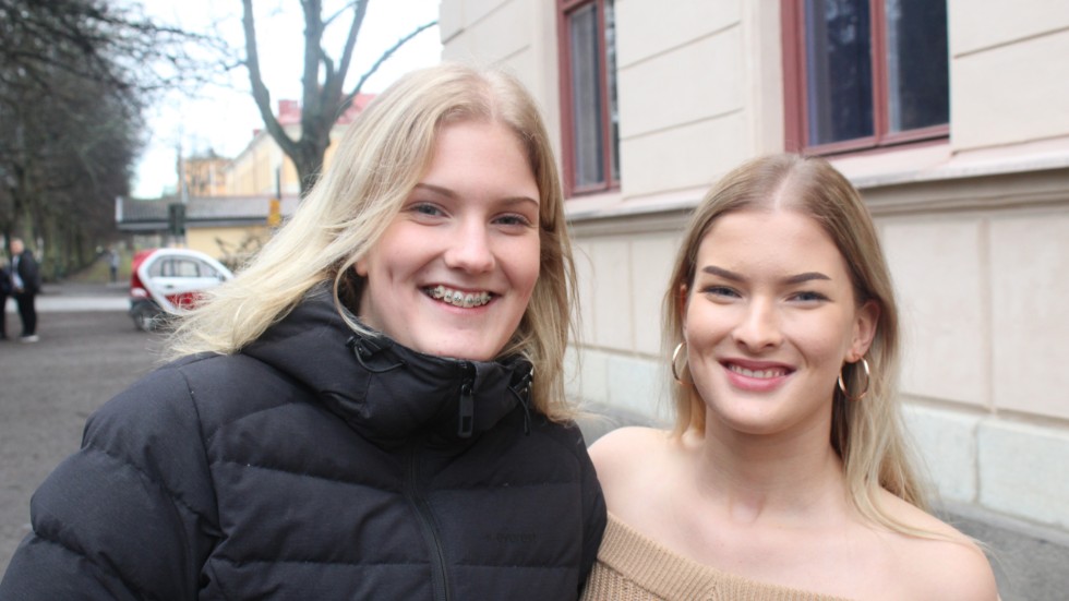 Alexandra Wallberg och Philippa Dure tyckte inte att mobillådan var något roligt förslag, som årets julklapp 2019.