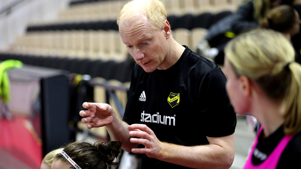 Jocke Sjöstrand, assisterande tränare, men nu som huvudtränare när Sabina Wedberg är sjukskriven.