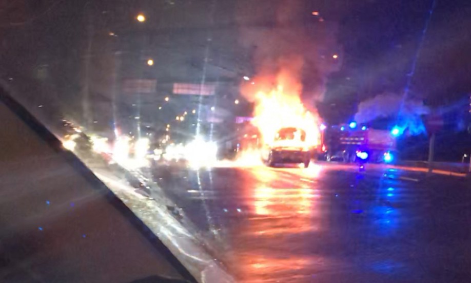 Bilen fattade eld i korsningen Dag Hammarskölds väg- Kungsängsleden.
