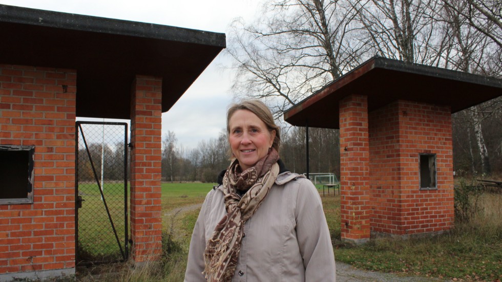 Lena Karlsson vid den pampiga gamla entrén till idrottsplatsen i Edsbruk.