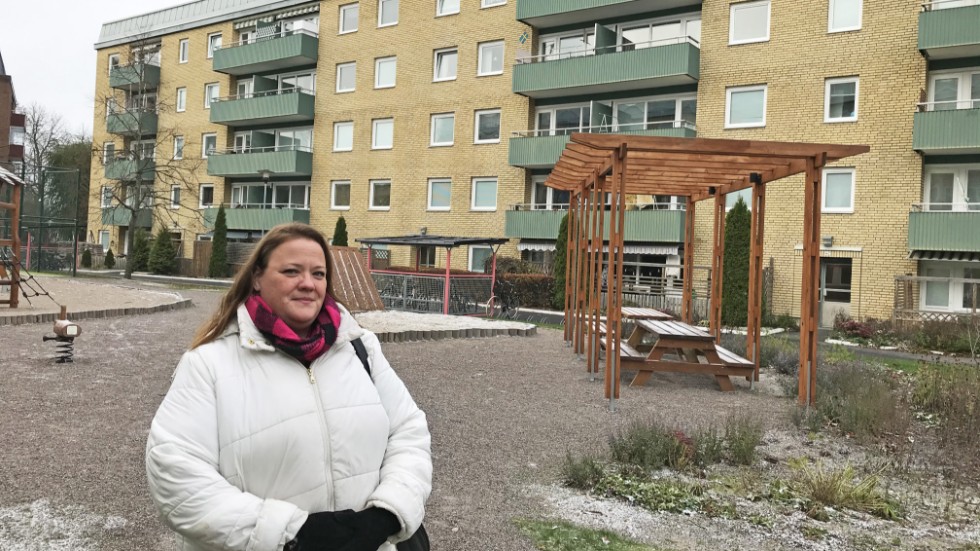 Camilla Rosendrake bor på Törnrosgatan i Eskilstuna och är ordförande i den lokala hyresgästföreningen i hyresvärdens Hemblas fastigheter. Hon tycker det är viktigt att grannar lär känna varandra.